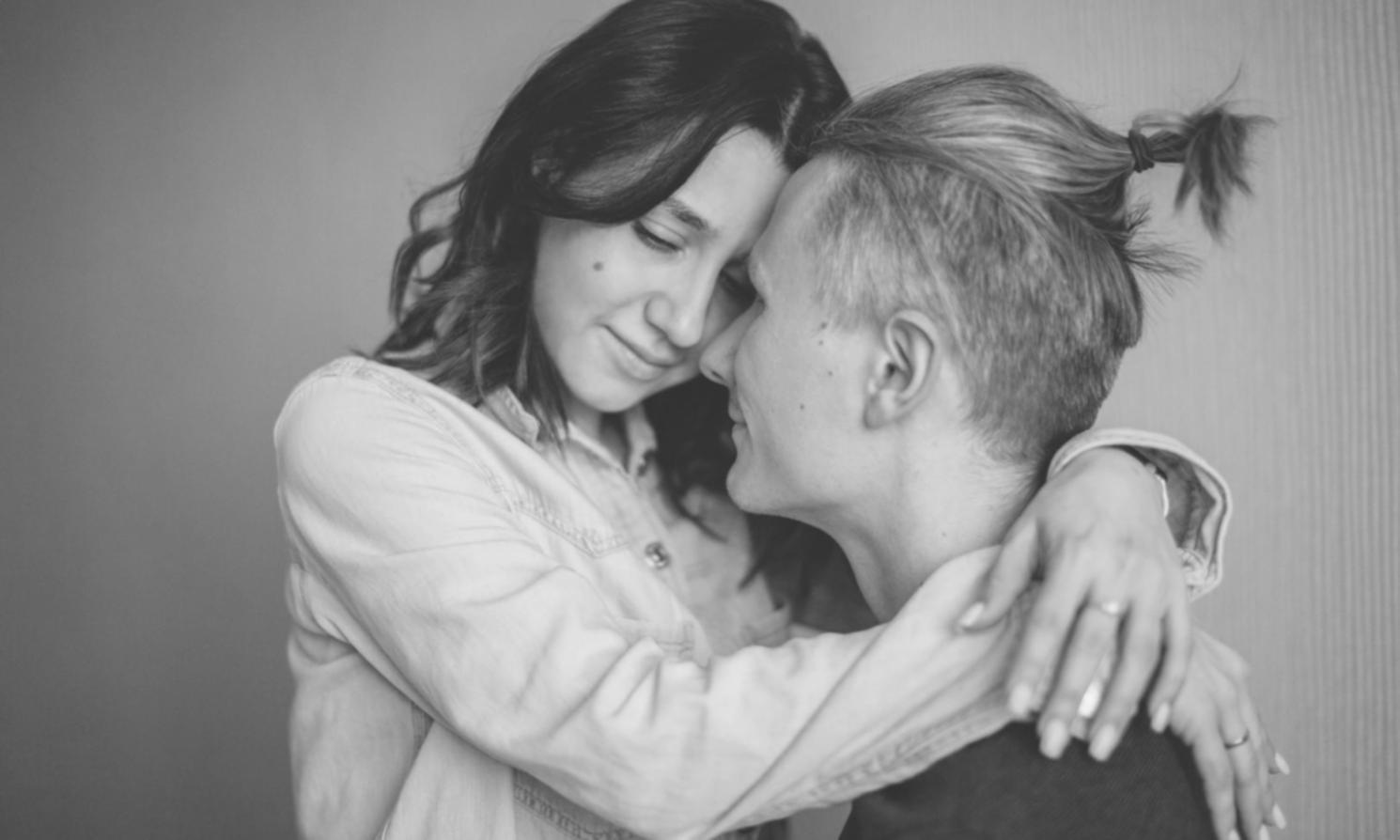 Famiglia allargata che condivide momenti sereni insieme