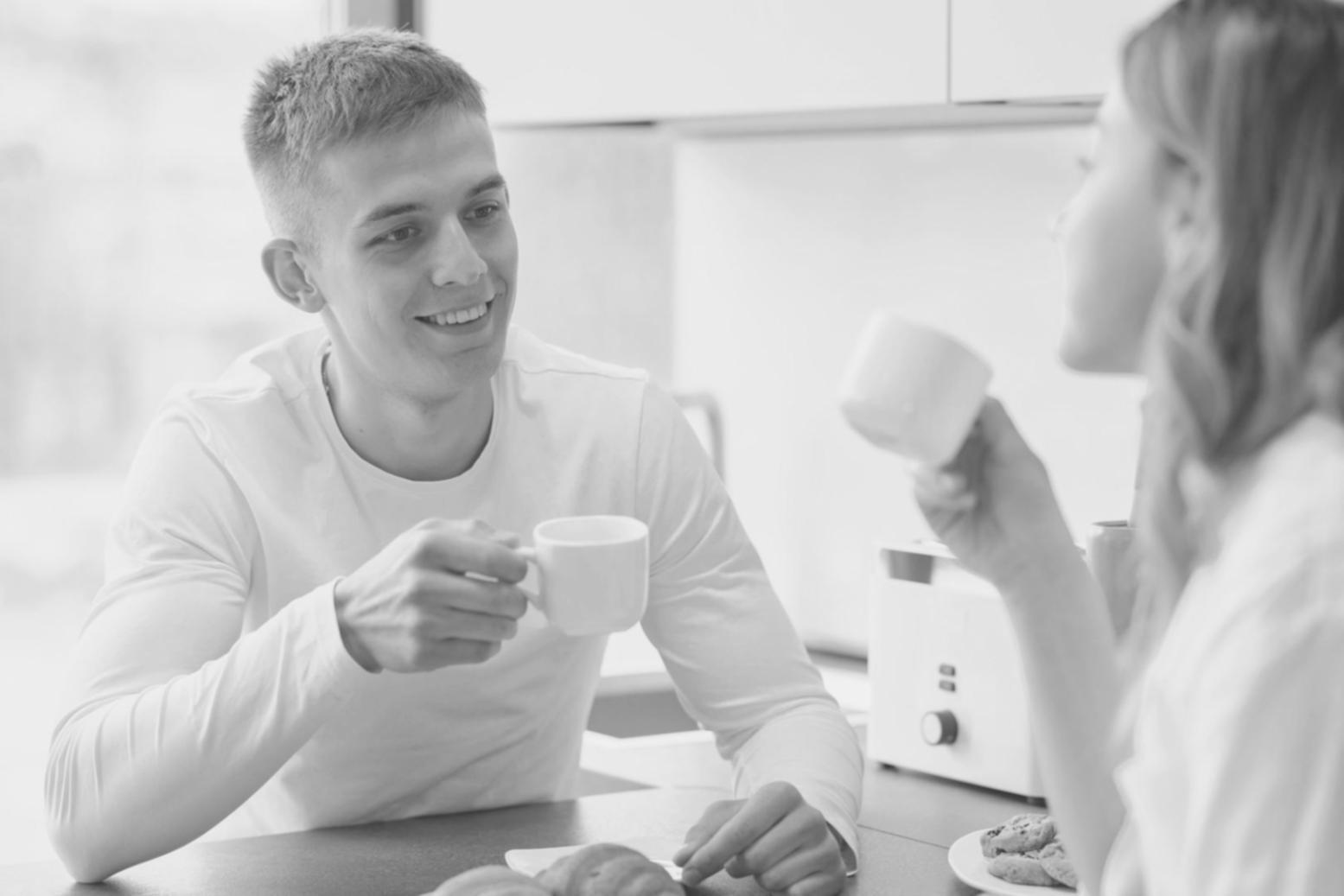 Momento di confronto costruttivo tra membri di famiglia allargata